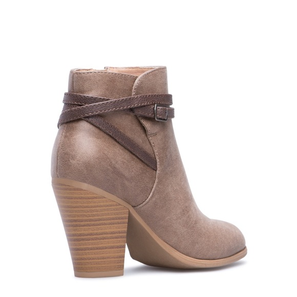 Shoe Dazzle Shoes - Sashanna Boots